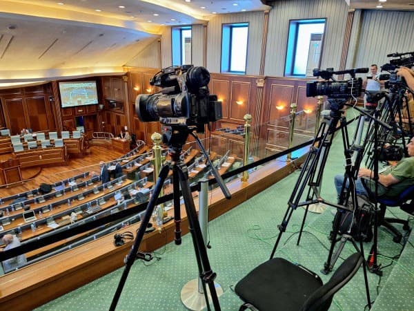 Mediat bojkotojnë seancën e Kuvendit, pasi iu kufizua hapësira