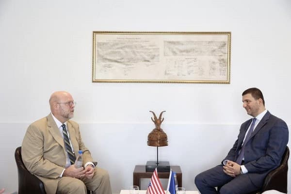 ​Krasniqi takoi ambasadorin amerikan: Zgjedhjet e parakohshme janë alternativa e vetme
