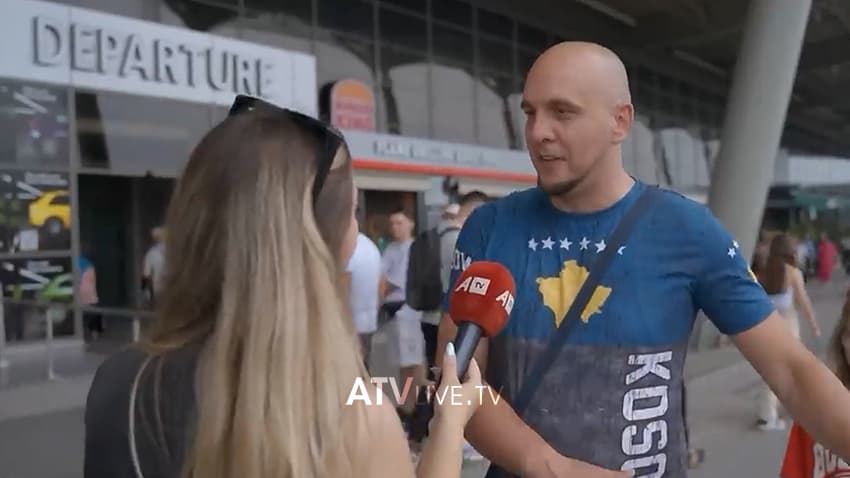 Mërgimtari me flamur të Kosovës e befason gazetaren kur i tregon se për çfarë e  ka marrë malli më së shumti