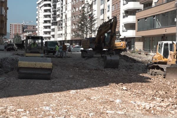 ​Nis rregullimi i rrugëve që zhbllokojnë komplet qytetin e Mitrovicës
