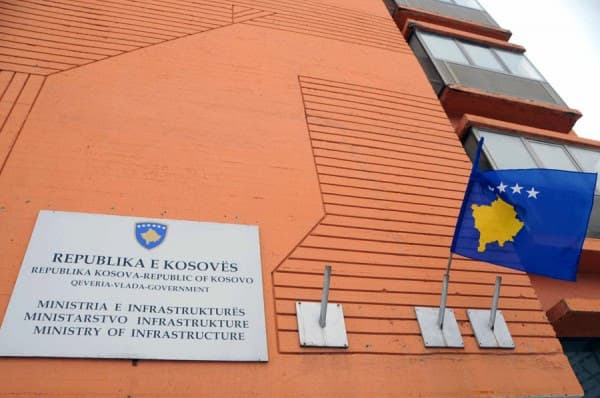 Nisin punimet, mbyllet për qarkullim një rrugë në Ferizaj