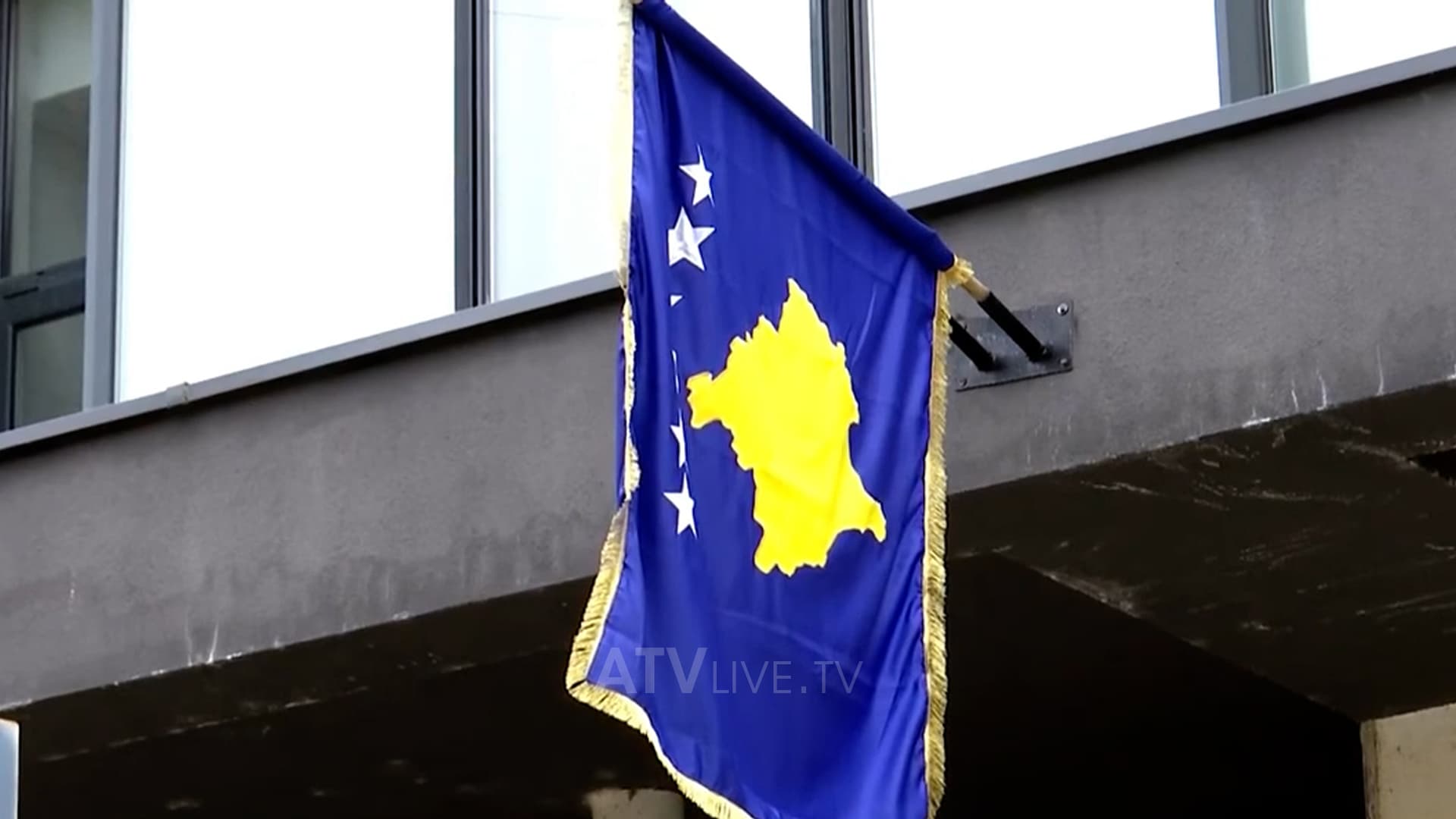 Punëtorët e sigurimit në Mitrovicë të Veriut e Zveçan s’kanë marrë paga që kur serbët braktisën institucionet