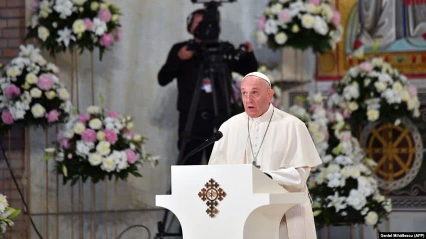 Papa Françesku dënon djegien e Kuranit