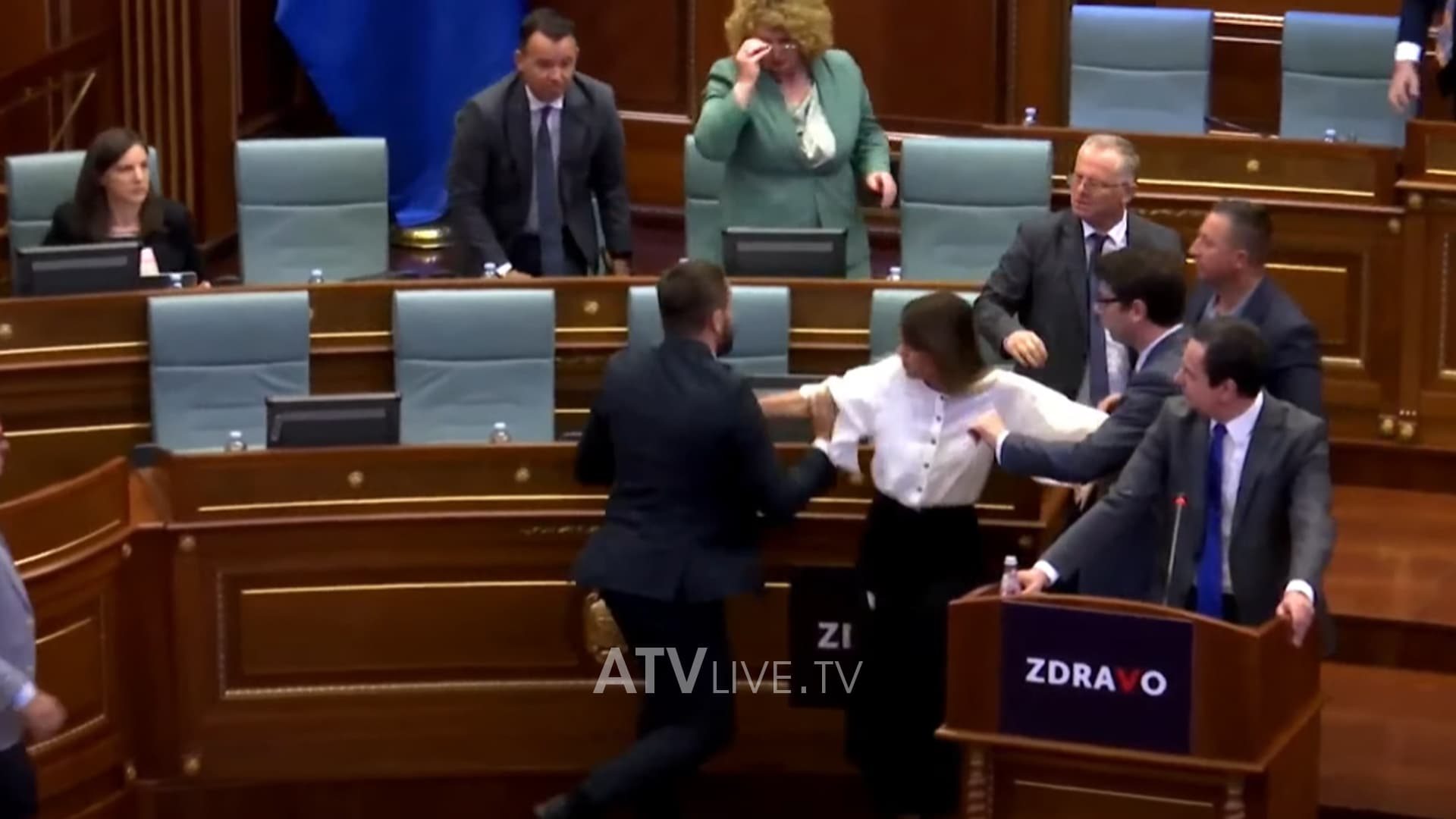 Grushte mes pushtetit e opozitës në Kuvend, në përleshje nuk u përfshinë LDK-ja e AAK-ja