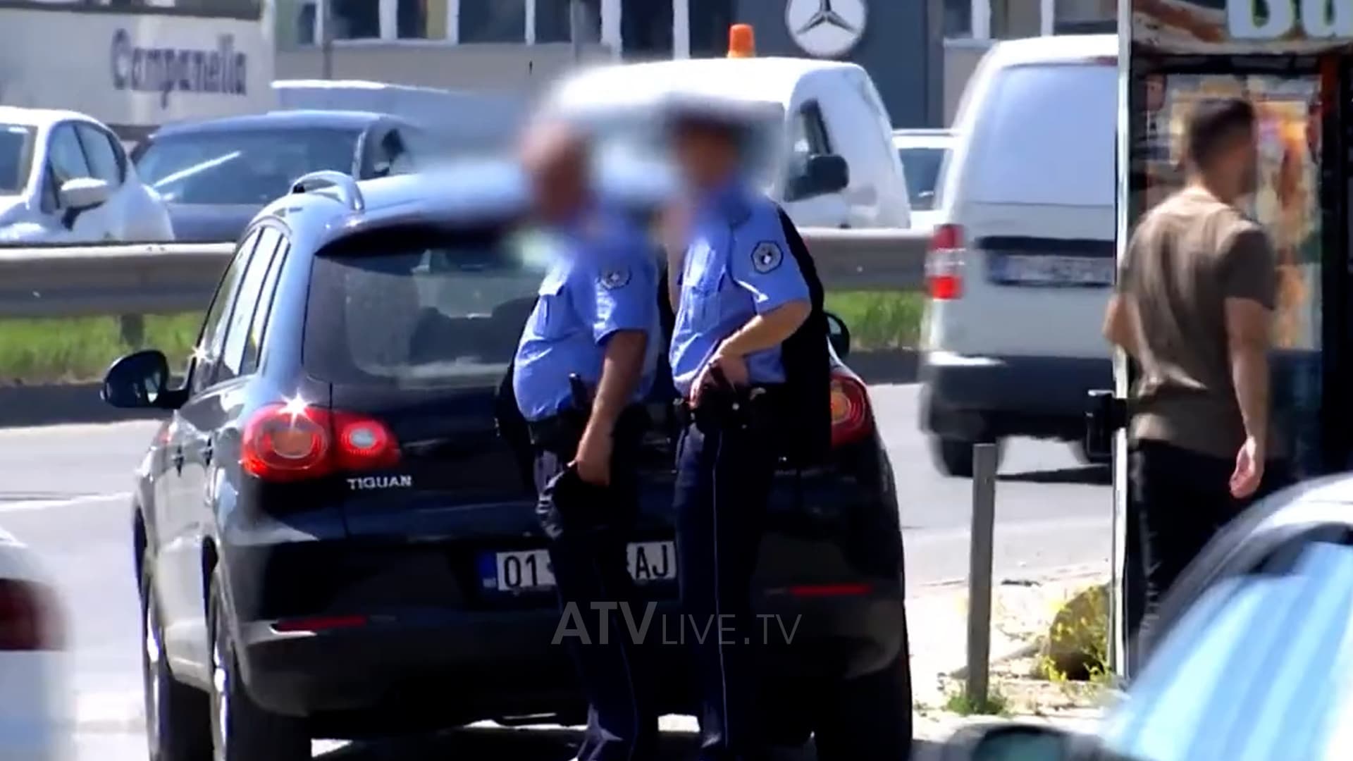 Policët pa transport, detyrohen të presin rrugëve për t’i marrë ndokush me veturë