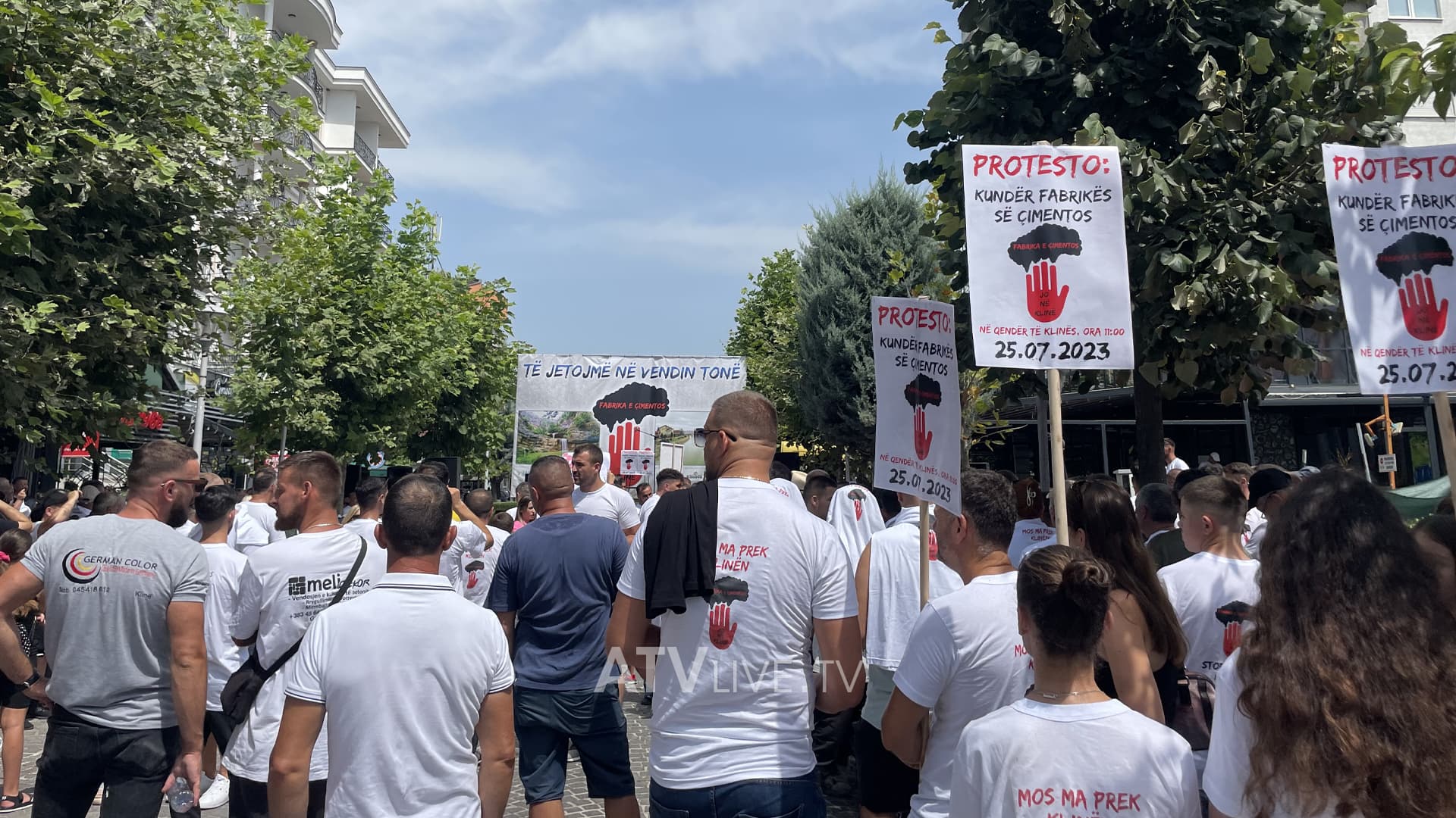 Klinasit protestojnë kundër ndërtimit të fabrikës së çimentos në fshatin Dollc