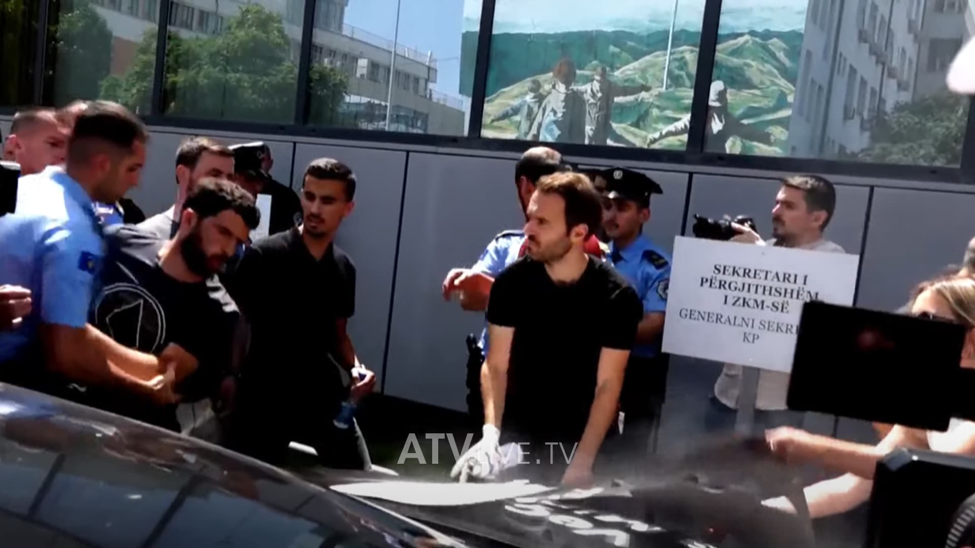 PSD-ja me aksion simbolik para Qeverisë, përleshet me Policinë