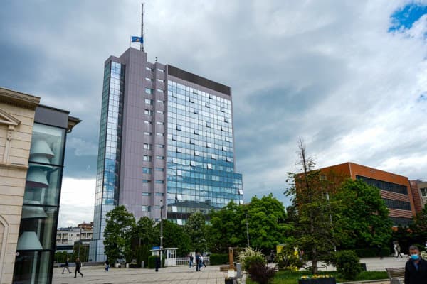 Ish-ambasadorët e shohin më dobët diplomacinë se në vitet 90-ta: Me sanksione e pa njohje të reja