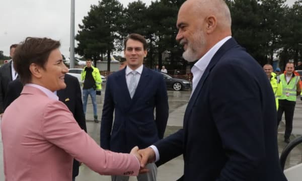Dreka joformale në Tiranë, mysafirët nga rajoni i mbërrijnë Ramës, Kurti ndodhet në Greqi