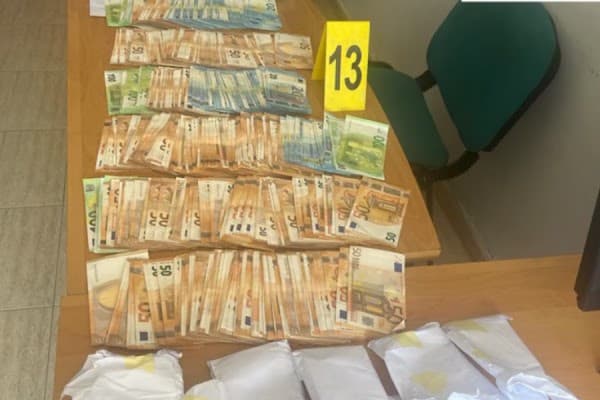 Tentoi të fuste 44 mijë euro të padeklaruara, një person u arrestua në portin e Durrësit