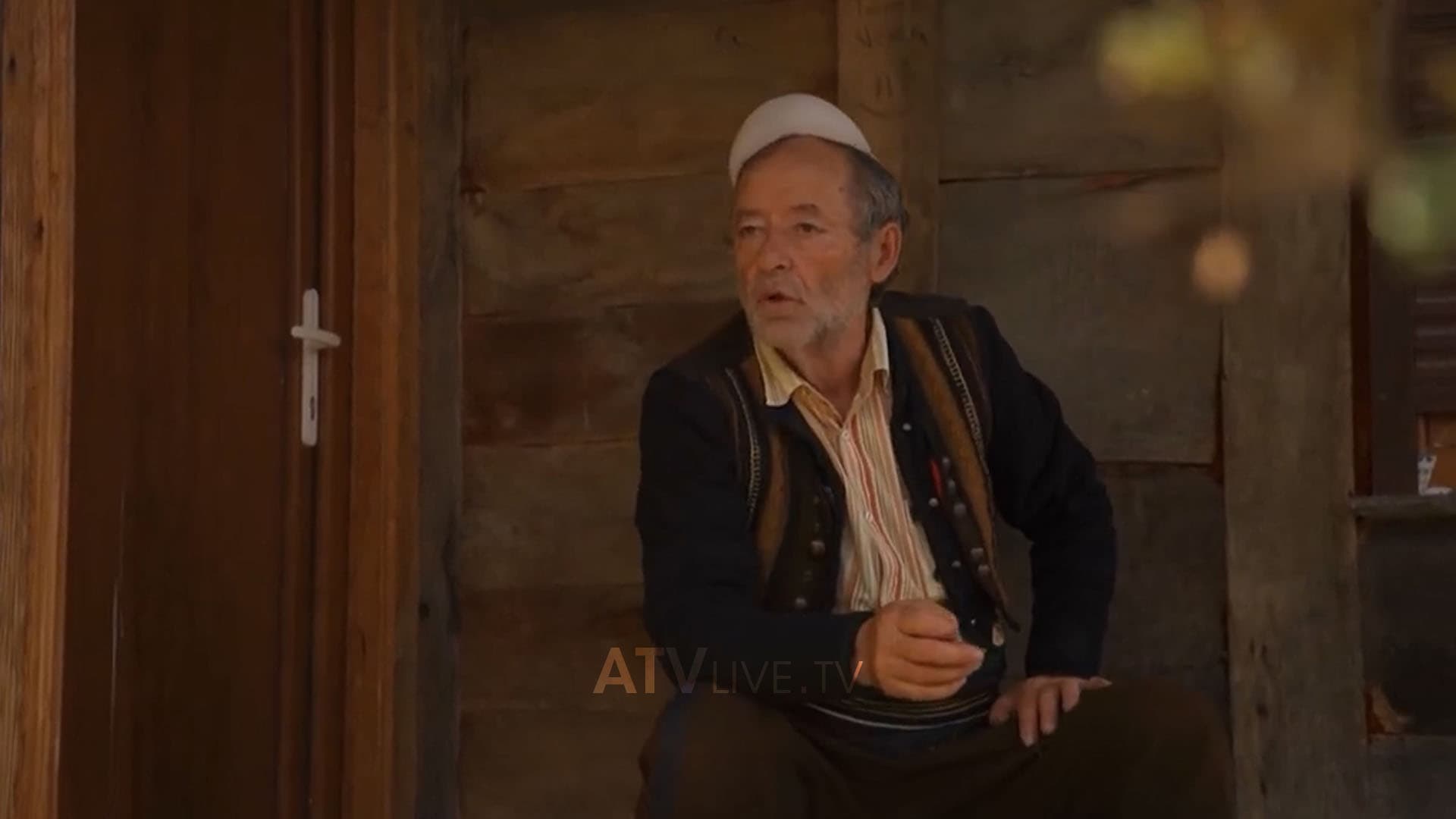 “Mixha Ukë, kur mbetet njeriu jetim”, fjalët e pleqnarit që mbeten në mendjen e djalit që i kishte vdekura baba