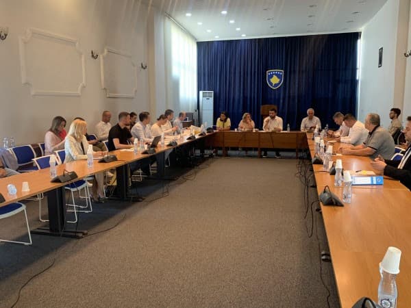 Dështon mbledhja e Komisionit për Administratë Publike, polemika në mes pozitës dhe opozitës
