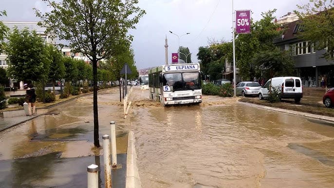 Shi, rrufe e erëra të forta sot pasdite, Komuna e Prishtinës del me njoftim të rëndësishëm për qytetarët