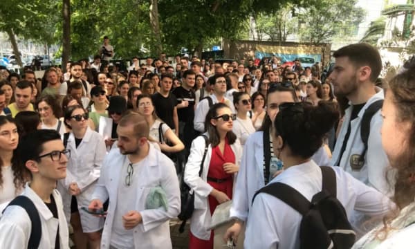 Studentët e mjekësisë protestojnë në Shqipëri kundër punësimit të detyruar për 5 vjet brenda vendit