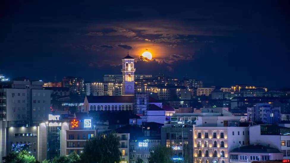 BBC rendit fotografinë e super hënës në Prishtinë, si ndër më të bukurat në botë