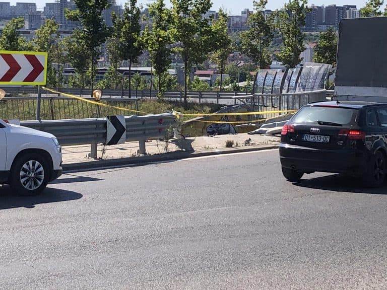 Policia jep detaje për veturën që ra nga rrethrrotullimi në Lakrishtë