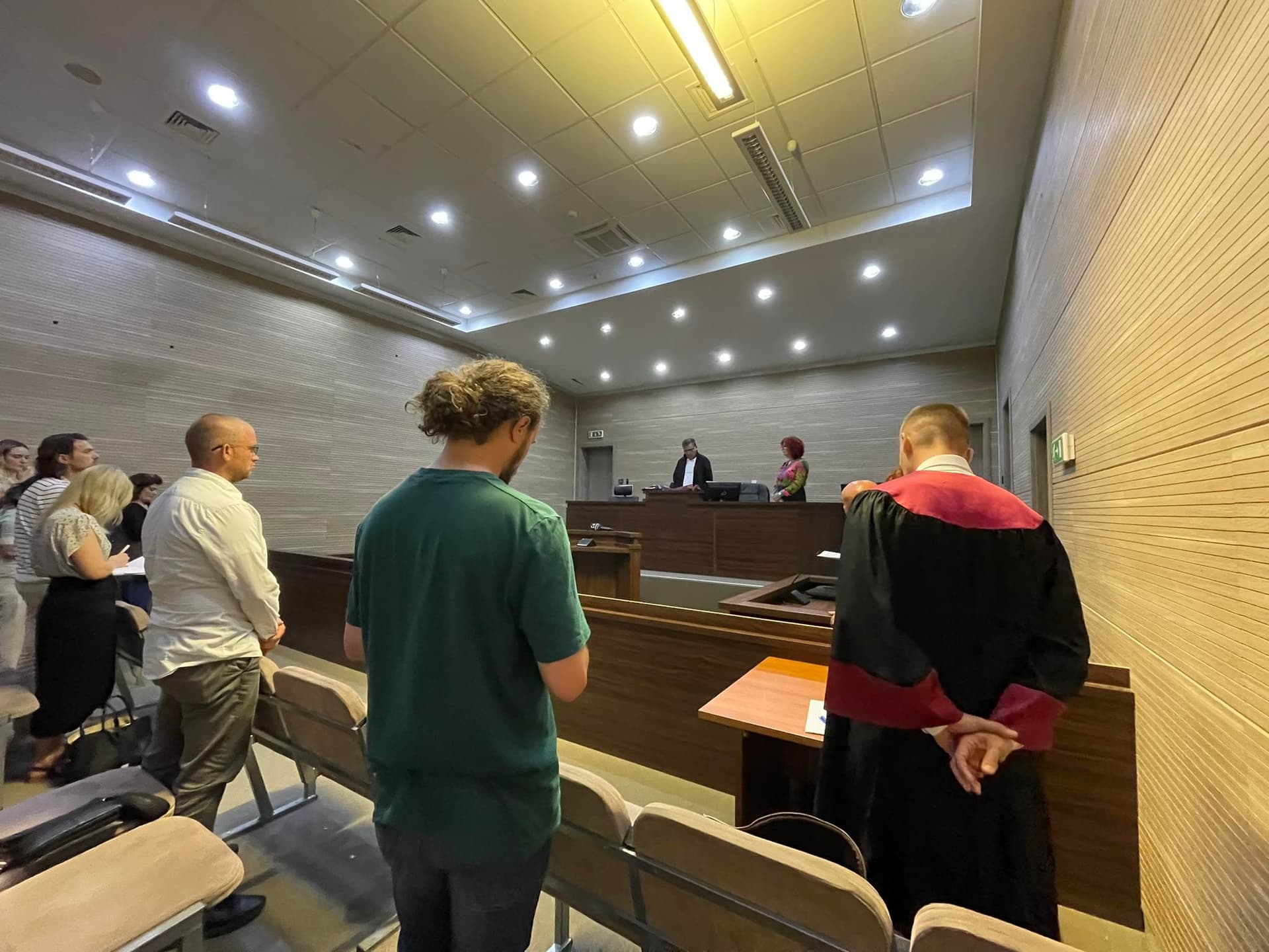 Dënohen dy serbët që sulmuan KFOR-in, Policinë dhe mediet