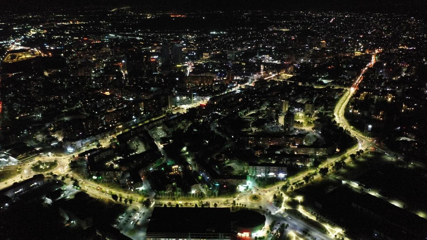 Unaza e Prishtinës mbrëmë u ndriçua për herë të parë me sistemin e mençur