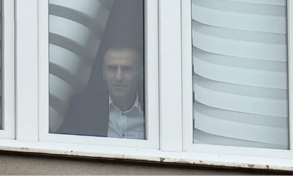 Lulzim Hetemi, 70 ditë “i bllokuar” brenda komunës, flasin familja e tij: Është mirë, po e vazhdon punën