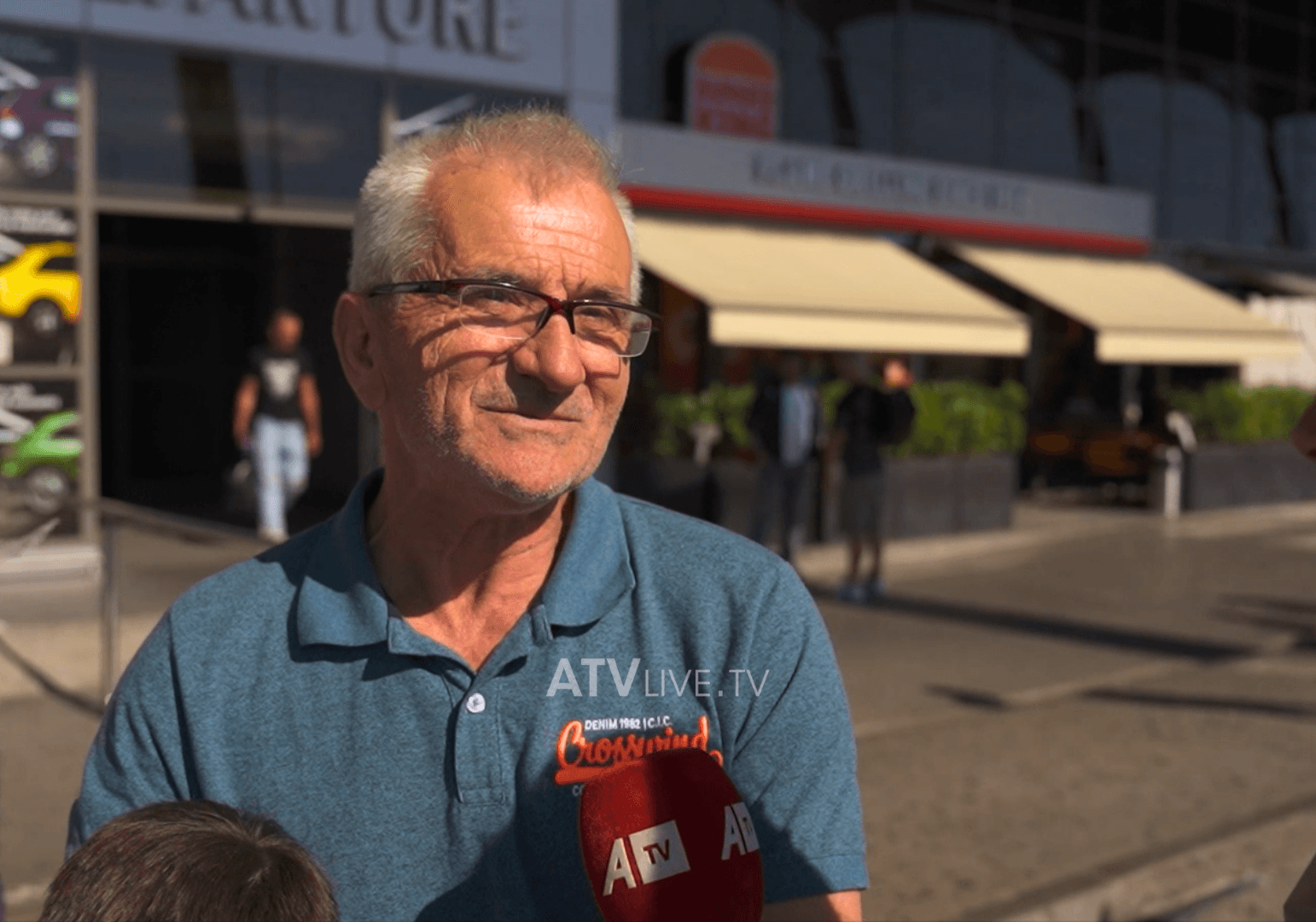 Pas 10 vitesh në kurbet i vjen vajza në Kosovë, emocionohet babai