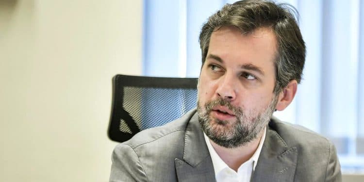 Ministri Çeku reagon për djegien e muzeut në Gjakovë: Krim, përgjegjësit të marrin dënimin e merituar