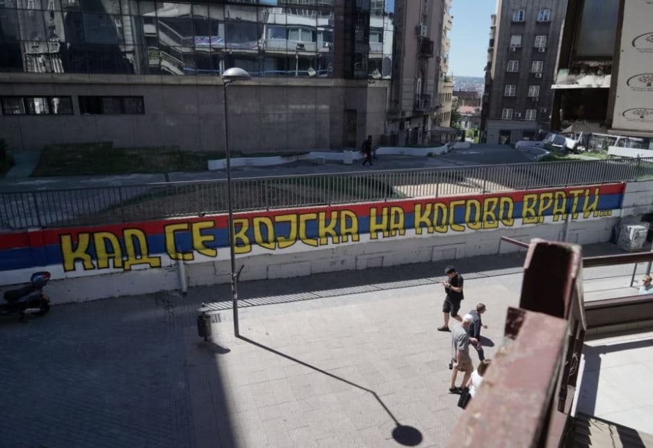 “Thirrje” ushtrisë serbe të kthehet në Kosovë, Beogradi pa reagim ndaj grafiteve kërcënuese
