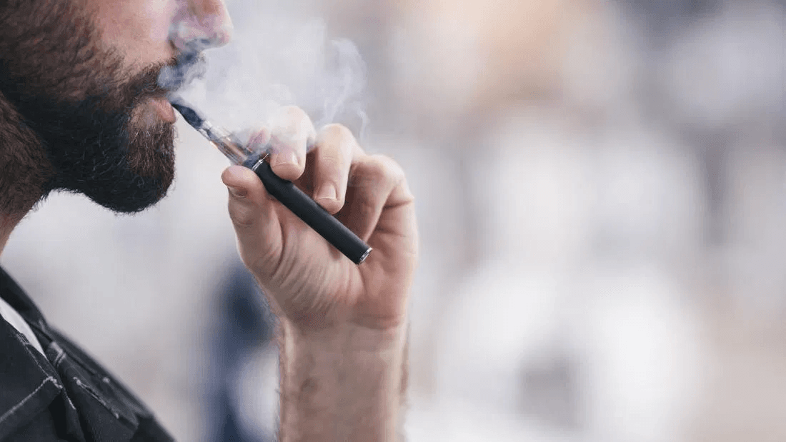 Edhe cigaret elektronike ndalohen në ambiente të mbyllura