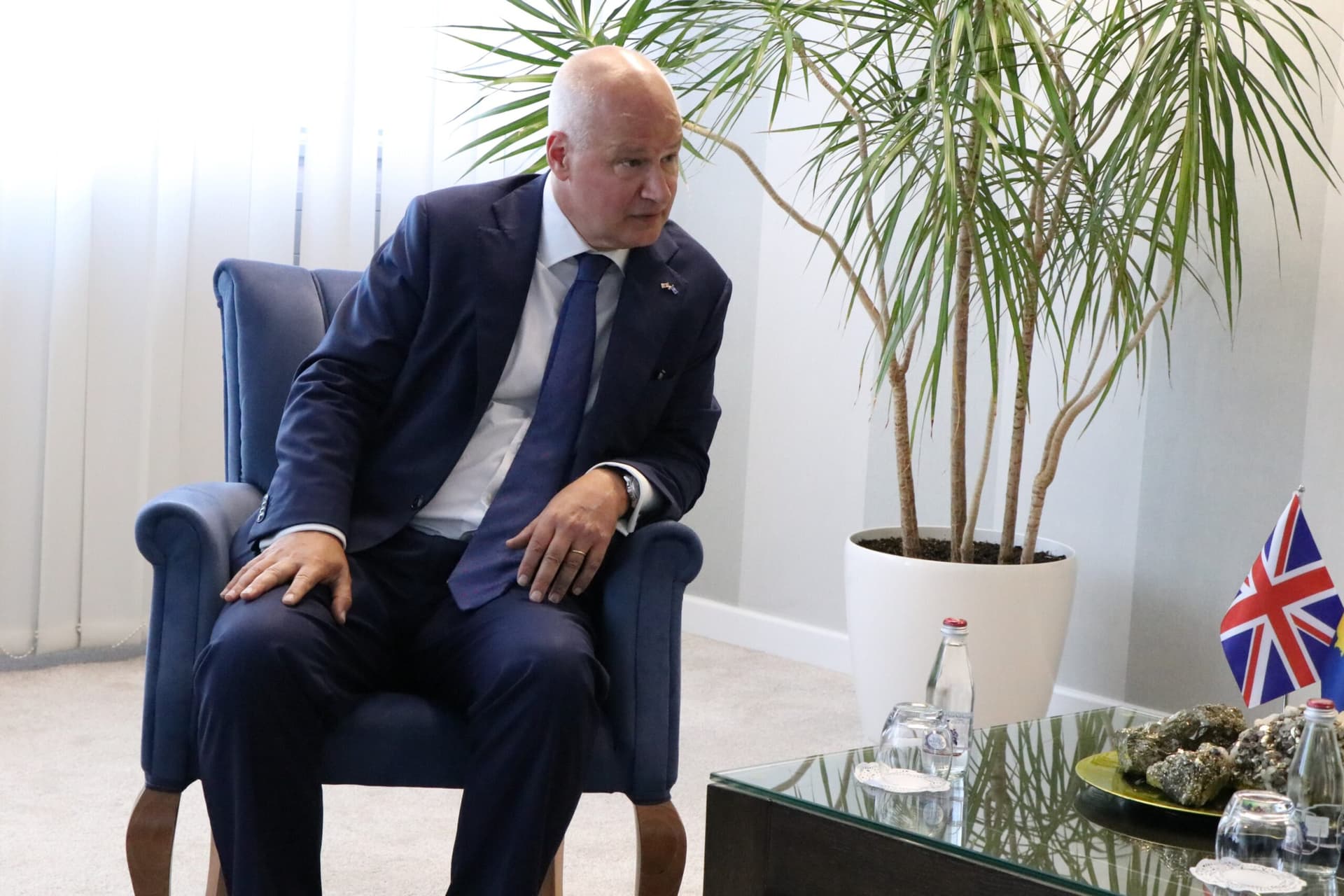 Zyrtari i lartë i Mbretërisë së Bashkuar vizitë në Kosovë, takon Bislimin dhe Gërvallen