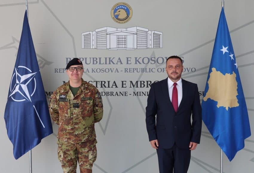 Maqedonci takohet me komandatin e KFOR-it, bisedojnë për situatën e sigurisë në vend