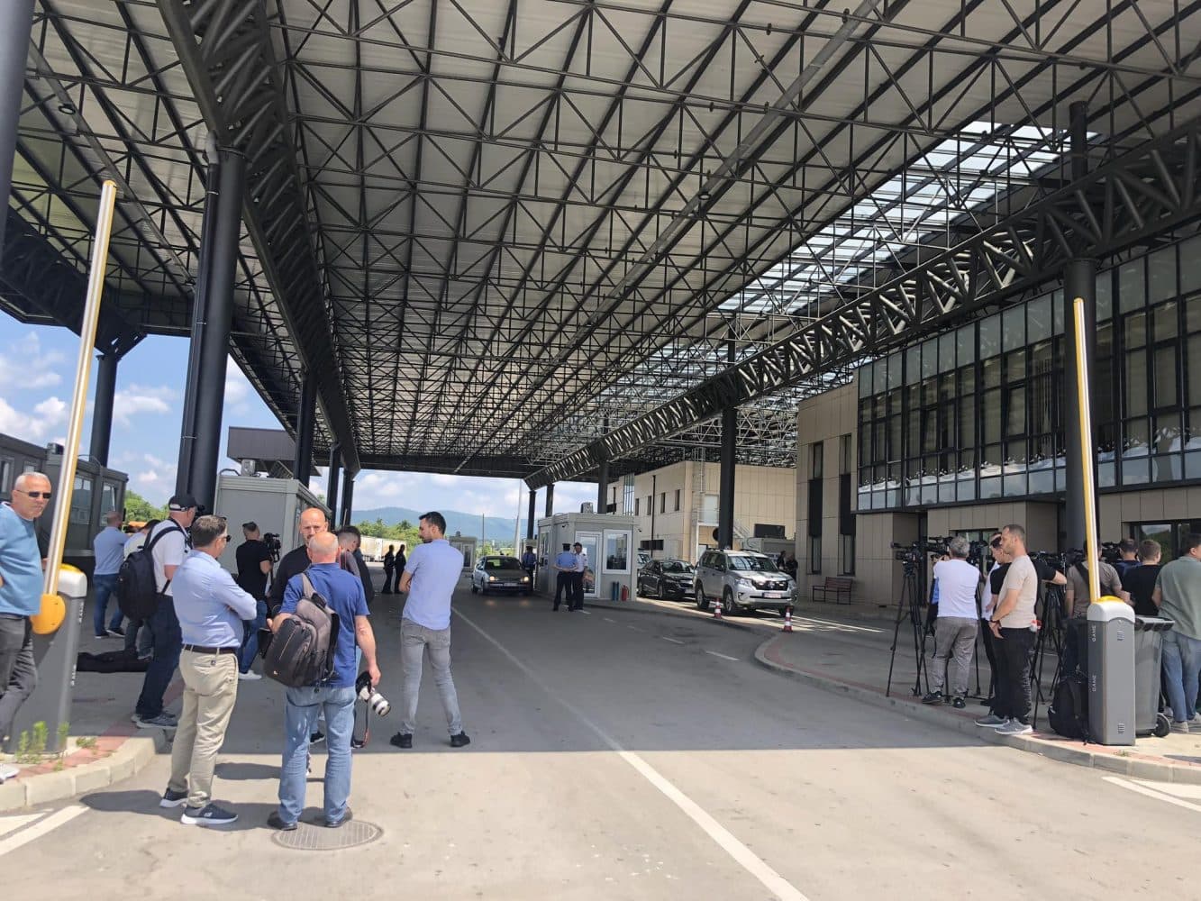 Vazhdojnë kolonat e pritjet e gjata në kufi, mbi 2 orë për të dalë nga Kosova përmes Merdares