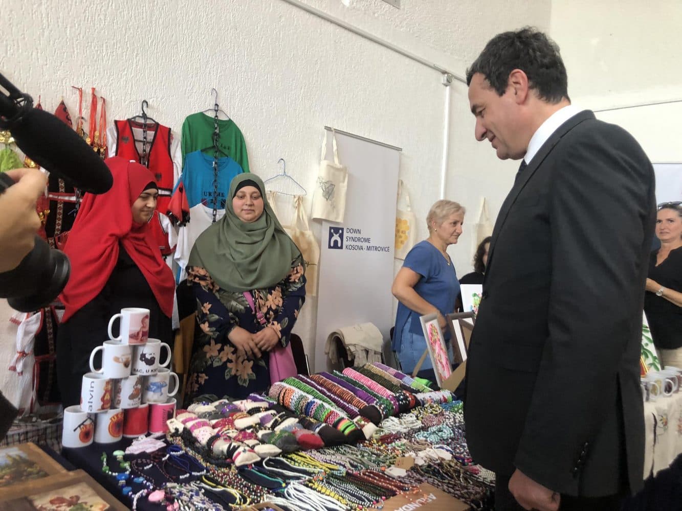 Kryeministri Kurti e viziton “Panairin e Rinisë”