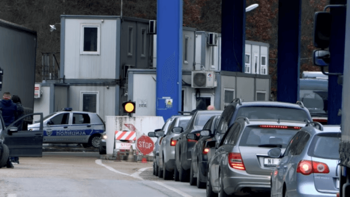 Vazhdojnë pritjet e qytetarëve në kufi, Merdarë deri në 3 orë