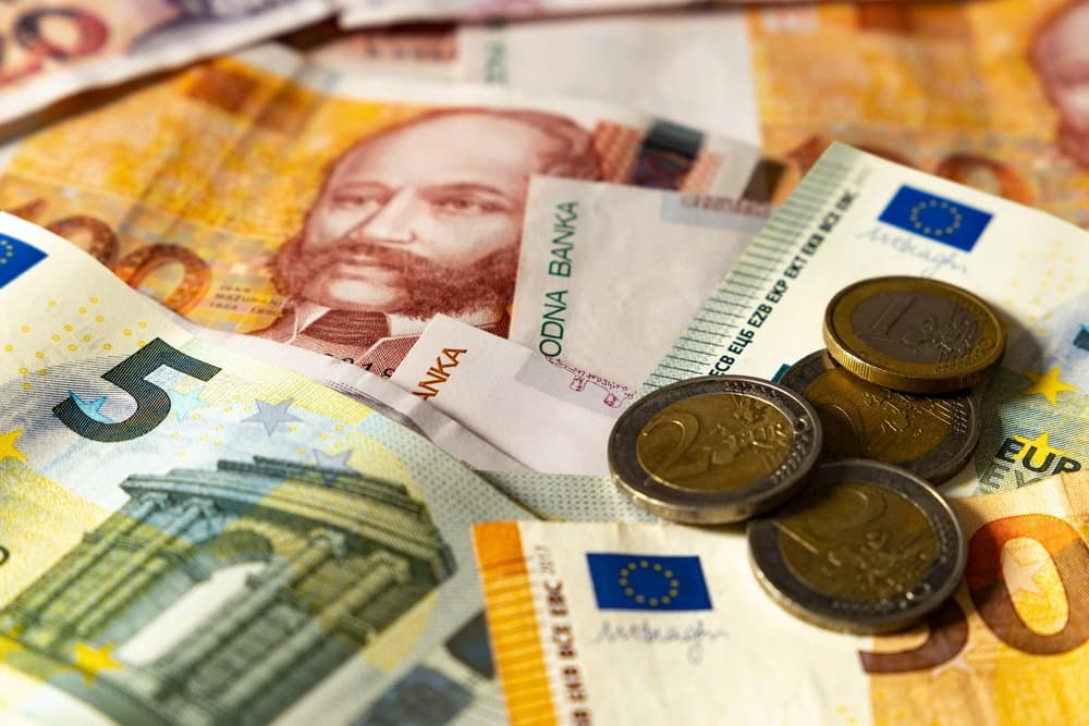 Euro i rikthehet rënies, zbret pranë kufirit të 103 lekëve
