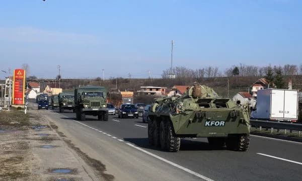 Lëvizje të shtuar të trupave dhe automjeteve këto ditë, KFOR-i i këshillon shoferët kosovarë të jenë të vëmendshëm