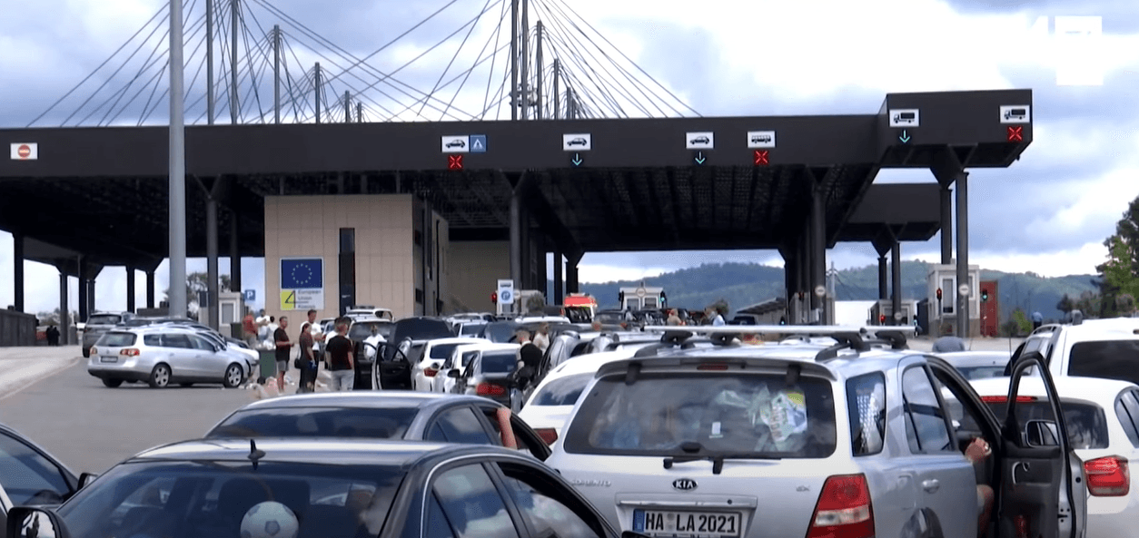 Bashkatdhetarët presin deri në dy orë për të dalë nga Kosova në pikën kufitare në Merdarë