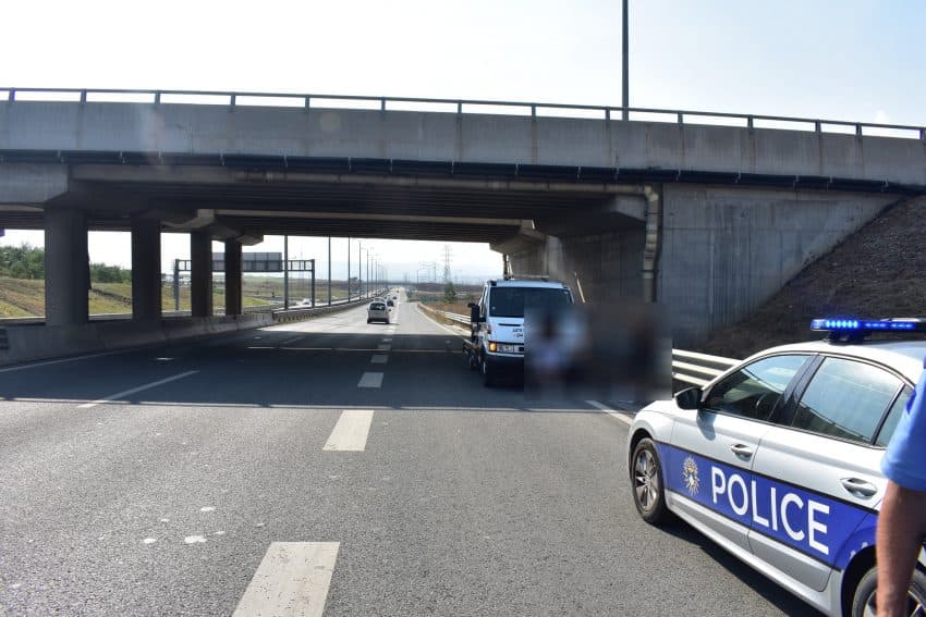 Lëvizte në kahje të kundërt në autostradë, Policia e dënon dhe ia konfiskon lejen e vozitjes