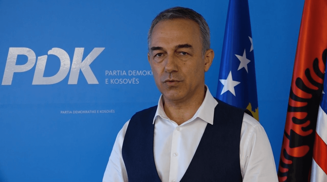Abdullahu për tekstet shkollore: Qeveria nuk di e s’ka përvojë, para 15 vjetësh Thaçi e zgjidhi këtë çështje