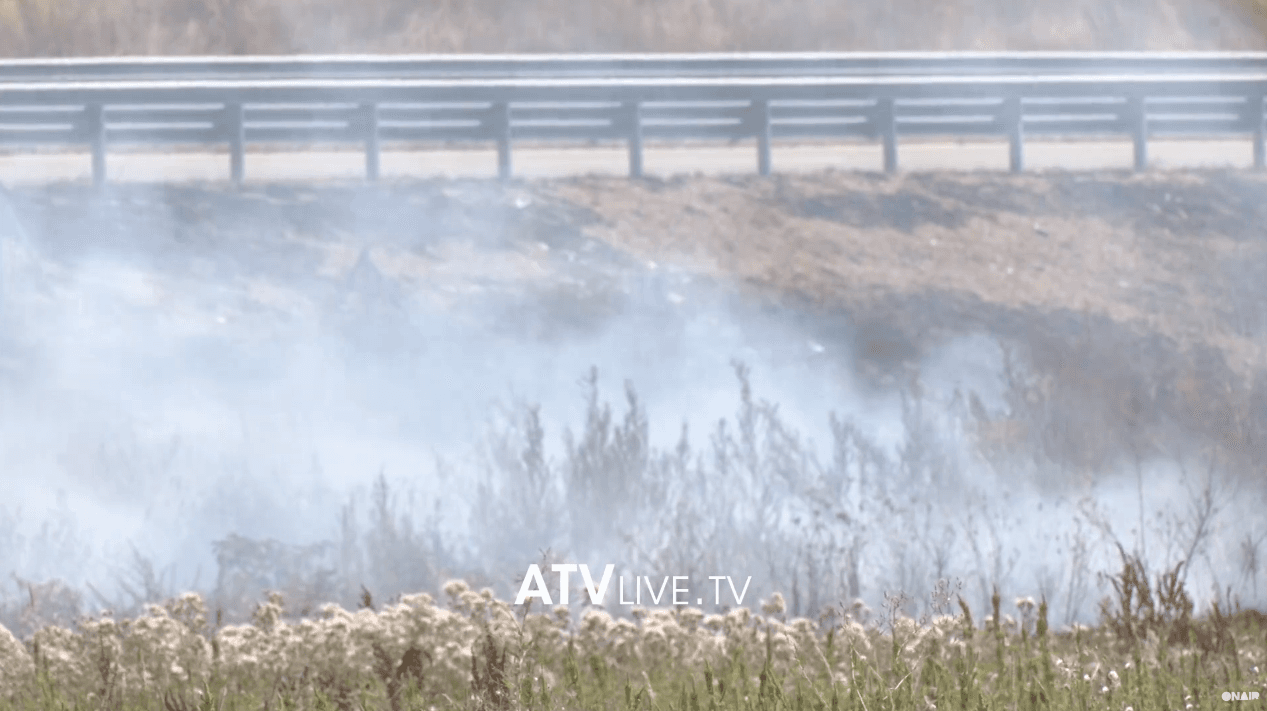 Vdes një burrë në Viti derisa po shuante një zjarr fushor