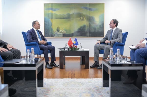Kurti mirëpret zëvendësministrin e Jashtëm të Turqisë, flasin për avancim të marrëdhënieve