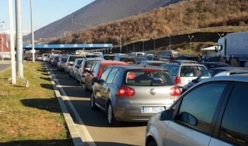 Kosovarët “pushtojnë” Shqipërinë, mbi 12 mijë qytetarë kaluan kufirin brenda katër orëve