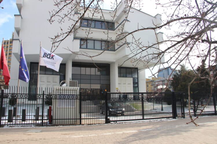 Bankat komerciale në Kosovë shtrenjtojnë normat e interesit për kredi