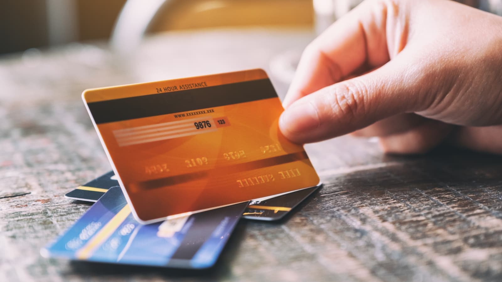 Arrestohen dy persona në Prishtinë, keqpërdorën të dhënat e kartelave bankare
