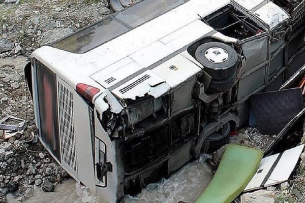 ​Dhjetëra të vdekur pasi autobusi me emigrantë u përplas në një luginë në Meksikë