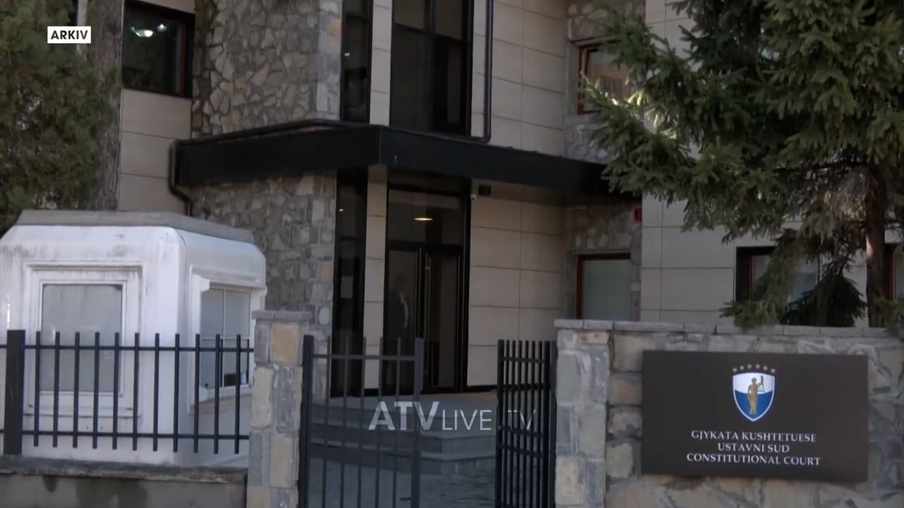 Kushtetuesja i hap rrugë dekretimit të Ligjit për Zyrtarët Publikë, i rrëzon vetëm disa nene