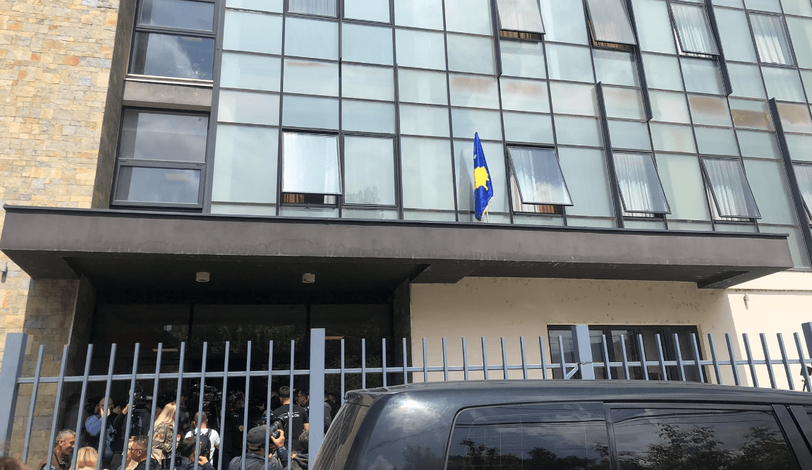 Sot afati i fundit për lirimin e një objekti në Mitrovicë veriore, ShBA-ja dhe BE-ja kundër
