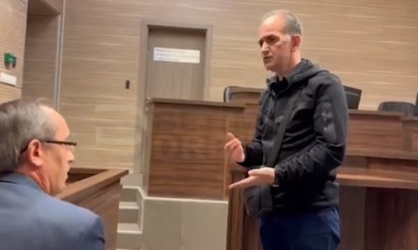“Kërkoj falje me gjithë zemër”, mërgimtari i kërkon falje Avdullah Hotit për kanosje