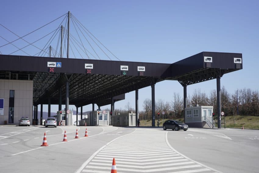 Deri në 30 minuta pritjet në dalje të Merdares dhe Dheut të Bardhë