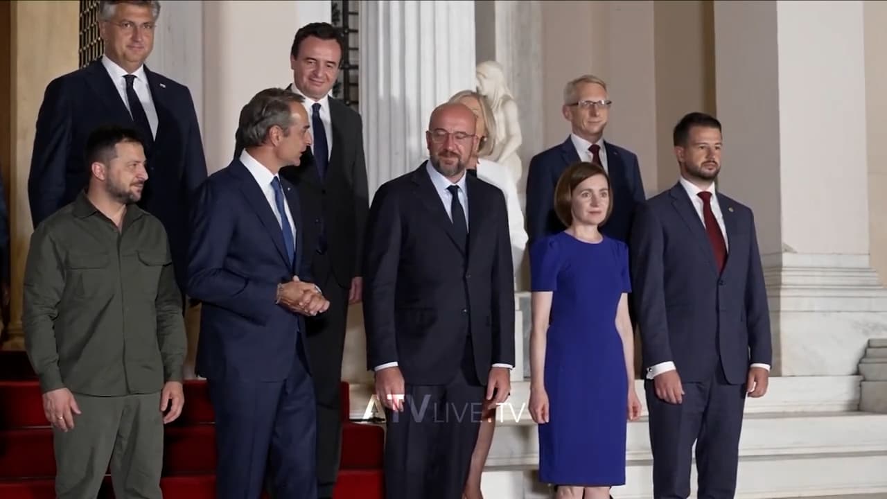 Kurti takohet me Mitsokatis dhe shtrëngon duart me Zelenskyn