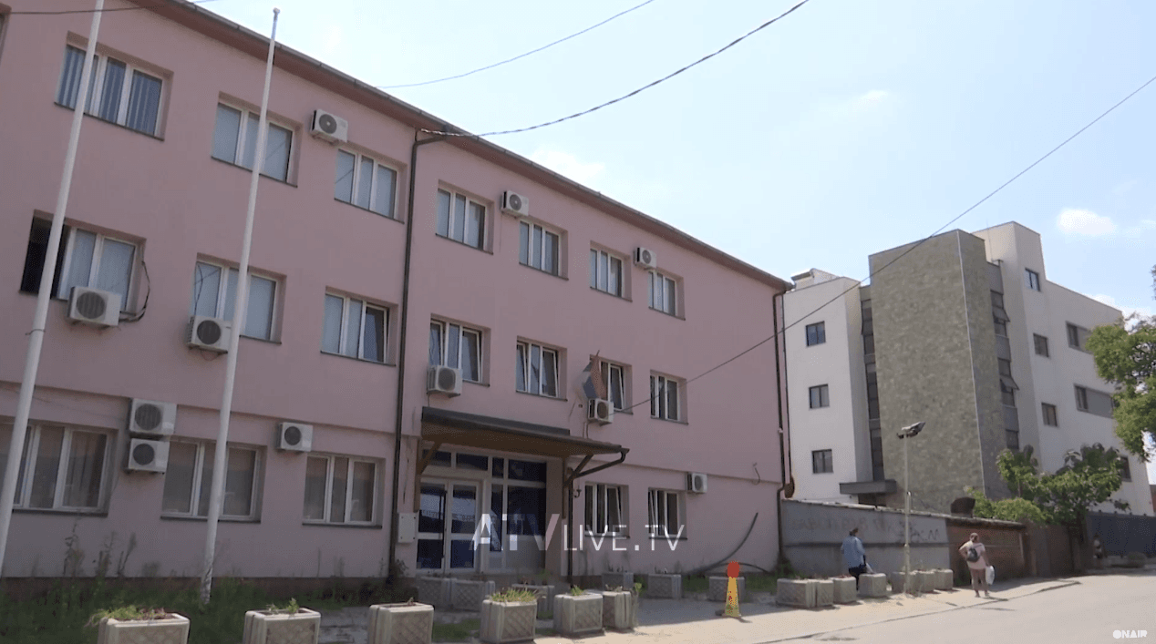 Largimi i institucioneve serbe nga objekti komunal në Mitrovicë të Veriut mund të përcillet kështu