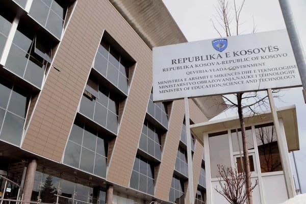 MAShTI shpall thirrje për mbështetje financiare për pesë skema bursash për vitin akademik